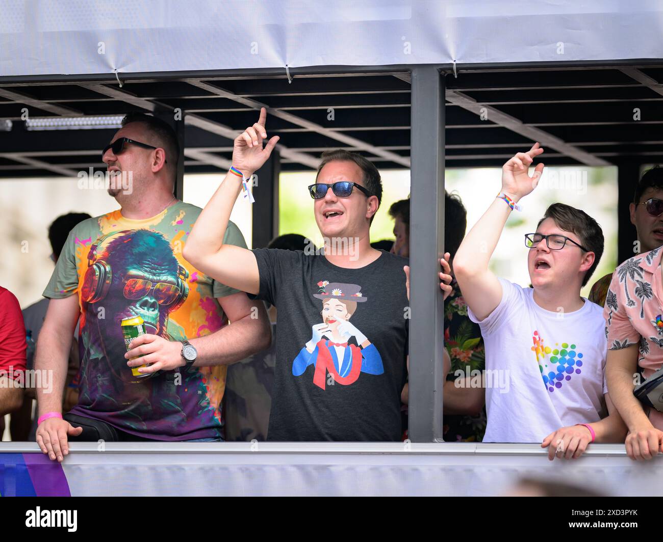 Vienne, Autriche - 08 juin 2024 : les gens à Vienna Pride en été sur Wiener Ringstrasse, homme debout sur un camion, dansant Banque D'Images
