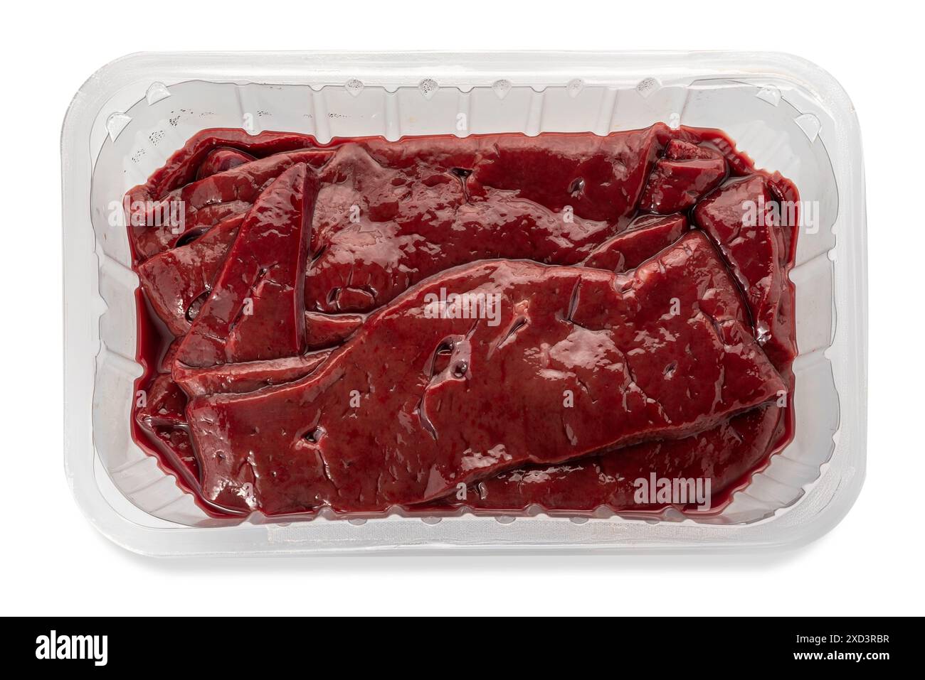 Tranches de foie de veau cru dans un plateau alimentaire en plastique transparent isolé sur blanc avec chemin de coupe inclus Banque D'Images
