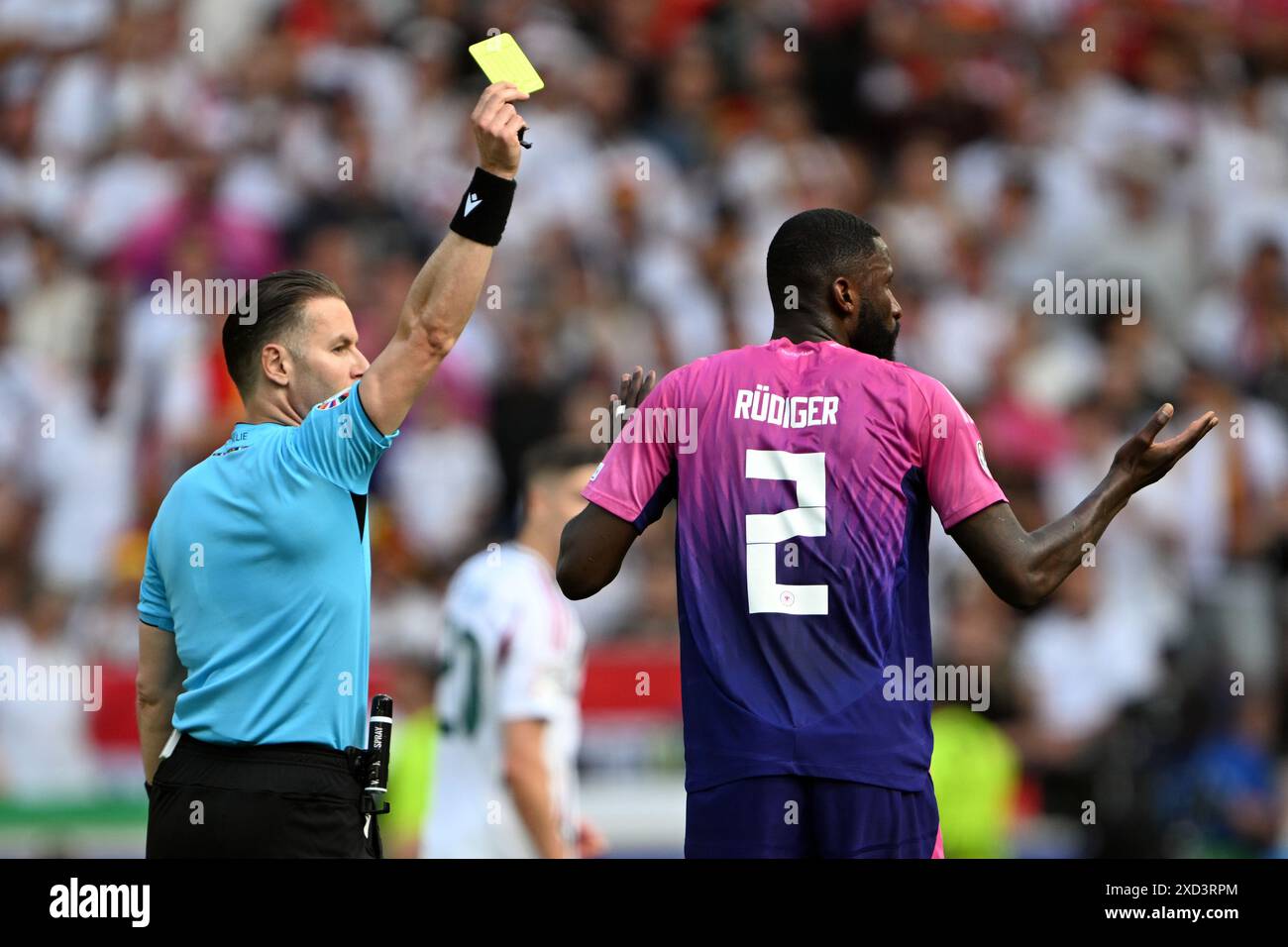 19 juin 2024, Bade-Württemberg, Stuttgart : Football : Championnat d'Europe, Allemagne - Hongrie, tour préliminaire, Groupe A, jour de match 2, Antonio Rüdiger, Allemand de Stuttgart Arena, reçoit un carton jaune. Photo : Federico Gambarini/dpa Banque D'Images