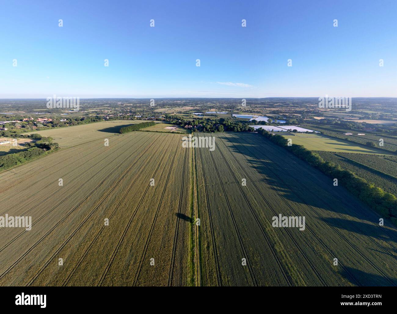 Terres agricoles autour du village de Chart Sutton près de Maidstone, Kent, Royaume-Uni. Vue d'un drone regardant vers le sud au-dessus du Weald of Kent depuis le chemin Warmlake (ME17 3 Banque D'Images