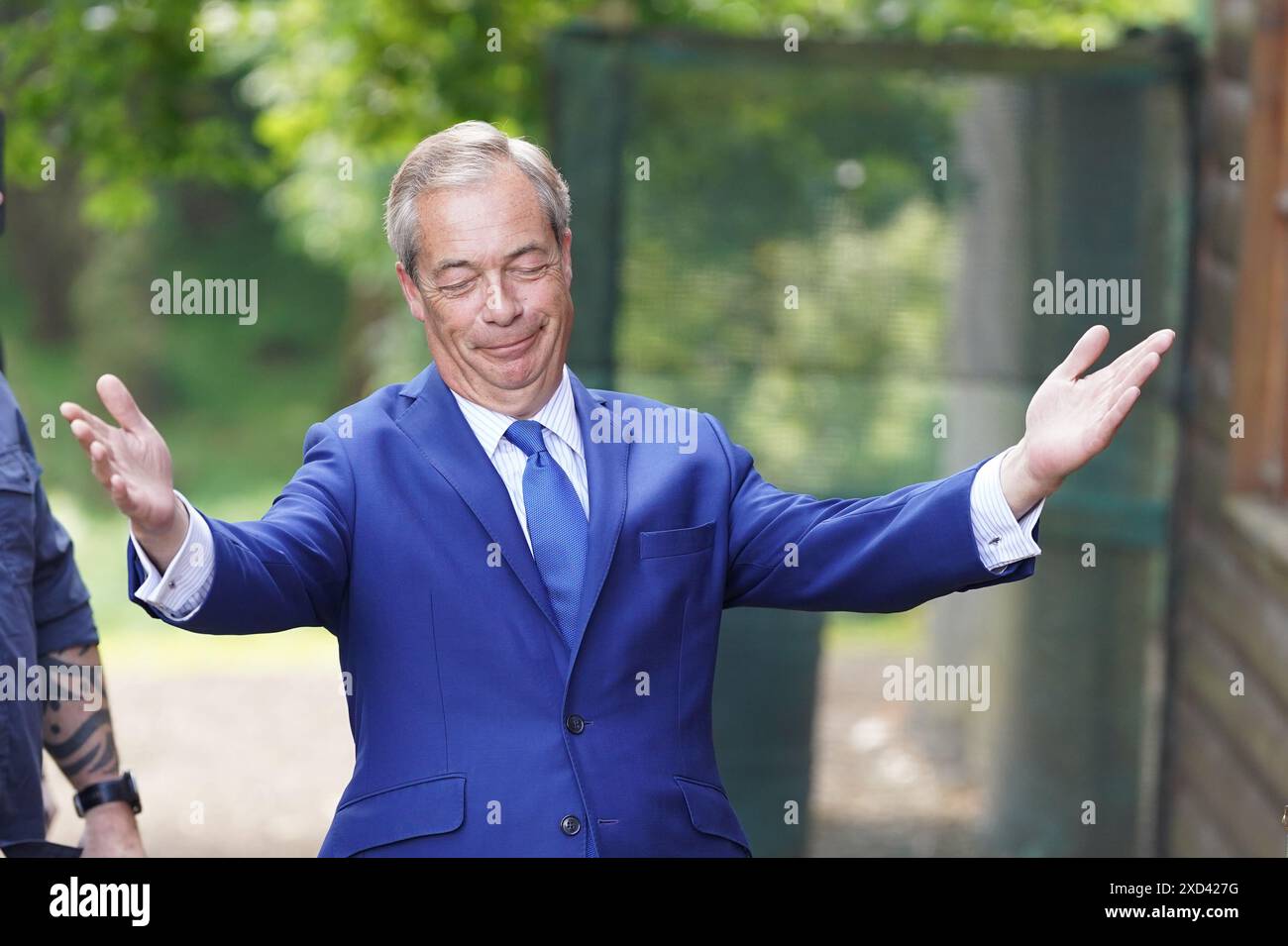 Nigel Farage, leader du Parti réformiste britannique, lors d'une visite à Catton Hall à Frodsham, dans le Cheshire, alors qu'il était sur la piste de la campagne électorale générale. Date de la photo : jeudi 20 juin 2024. Banque D'Images