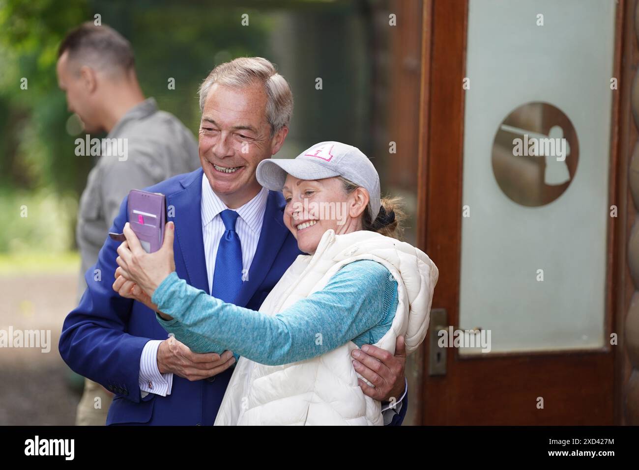 Nigel Farage, leader du Parti réformiste britannique, lors d'une visite à Catton Hall à Frodsham, dans le Cheshire, alors qu'il était sur la piste de la campagne électorale générale. Date de la photo : jeudi 20 juin 2024. Banque D'Images