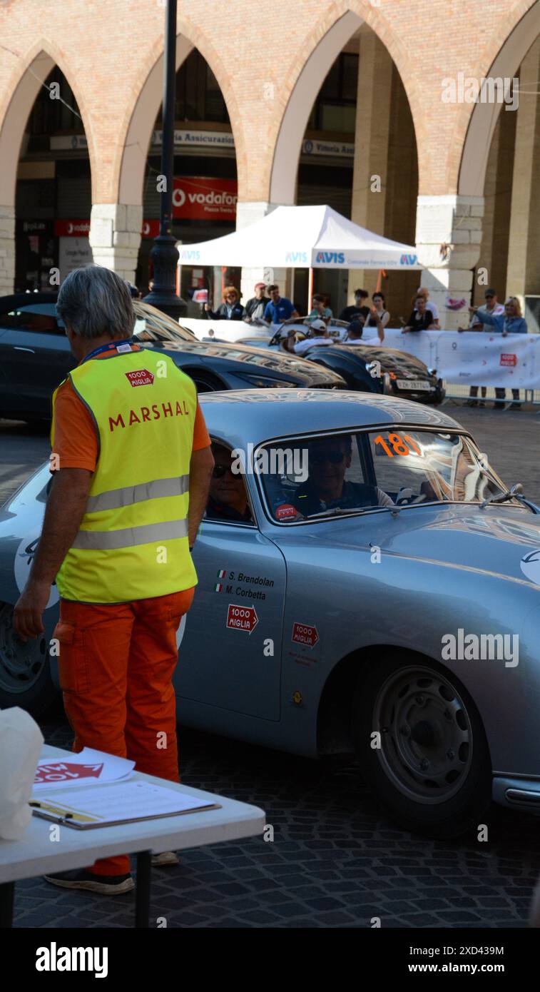 FERRARE , ITALIE - 15 juin -2024 : Une voiture classique court dans les rues de Ferrare pendant les mille Miglia 2024. Banque D'Images