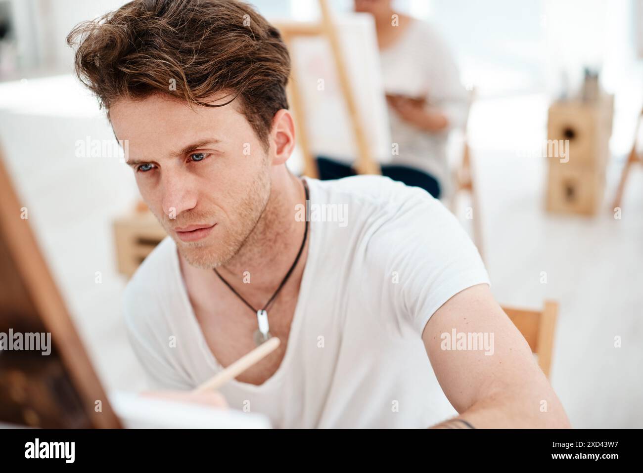 Visage, homme et artiste avec croquis en studio d'art comme talent, passe-temps et activité d'apprentissage. Atelier, peinture et dessin pour des œuvres d'art avec créativité Banque D'Images