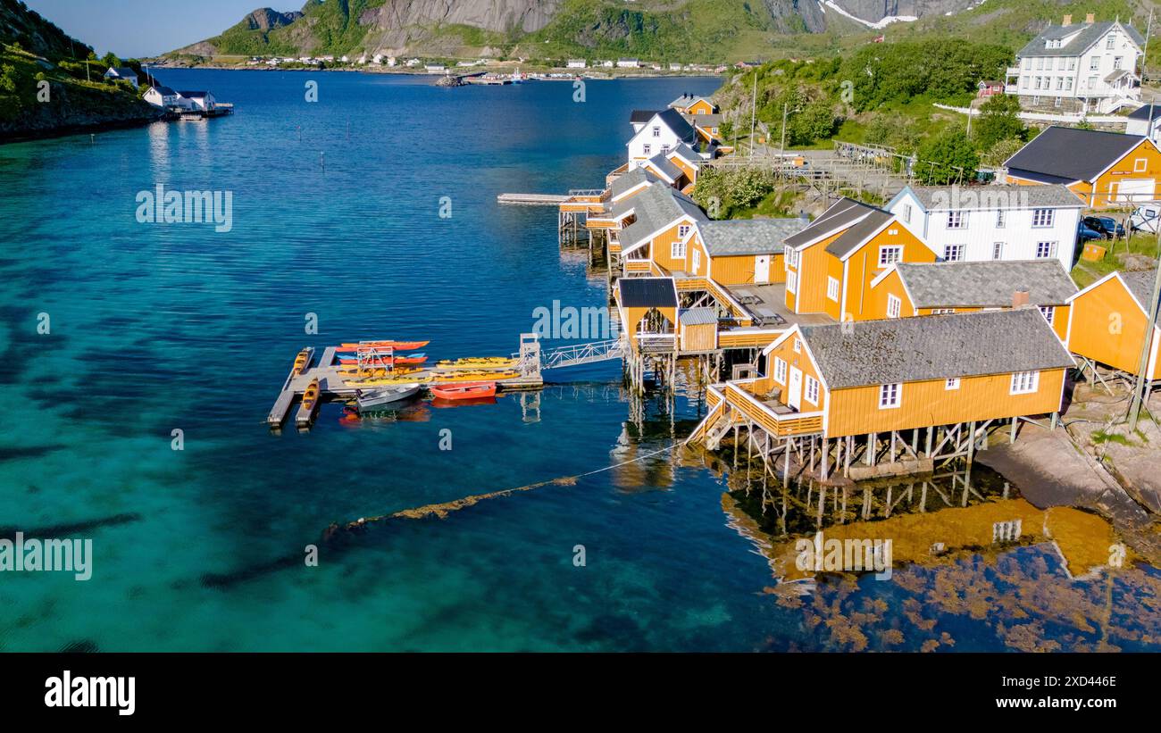 Un pittoresque village côtier norvégien avec des maisons sur pilotis colorées, des bateaux et des eaux turquoises claires. Sakrisoy, Lofoten, Norvège Banque D'Images