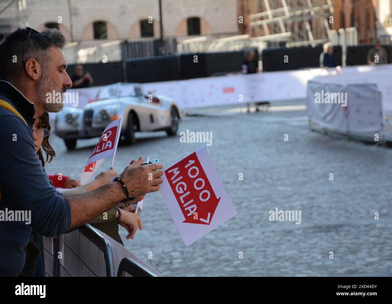 FERRARE , ITALIE - 15 juin -2024 : Une voiture classique court dans les rues de Ferrare pendant les mille Miglia 2024. Banque D'Images