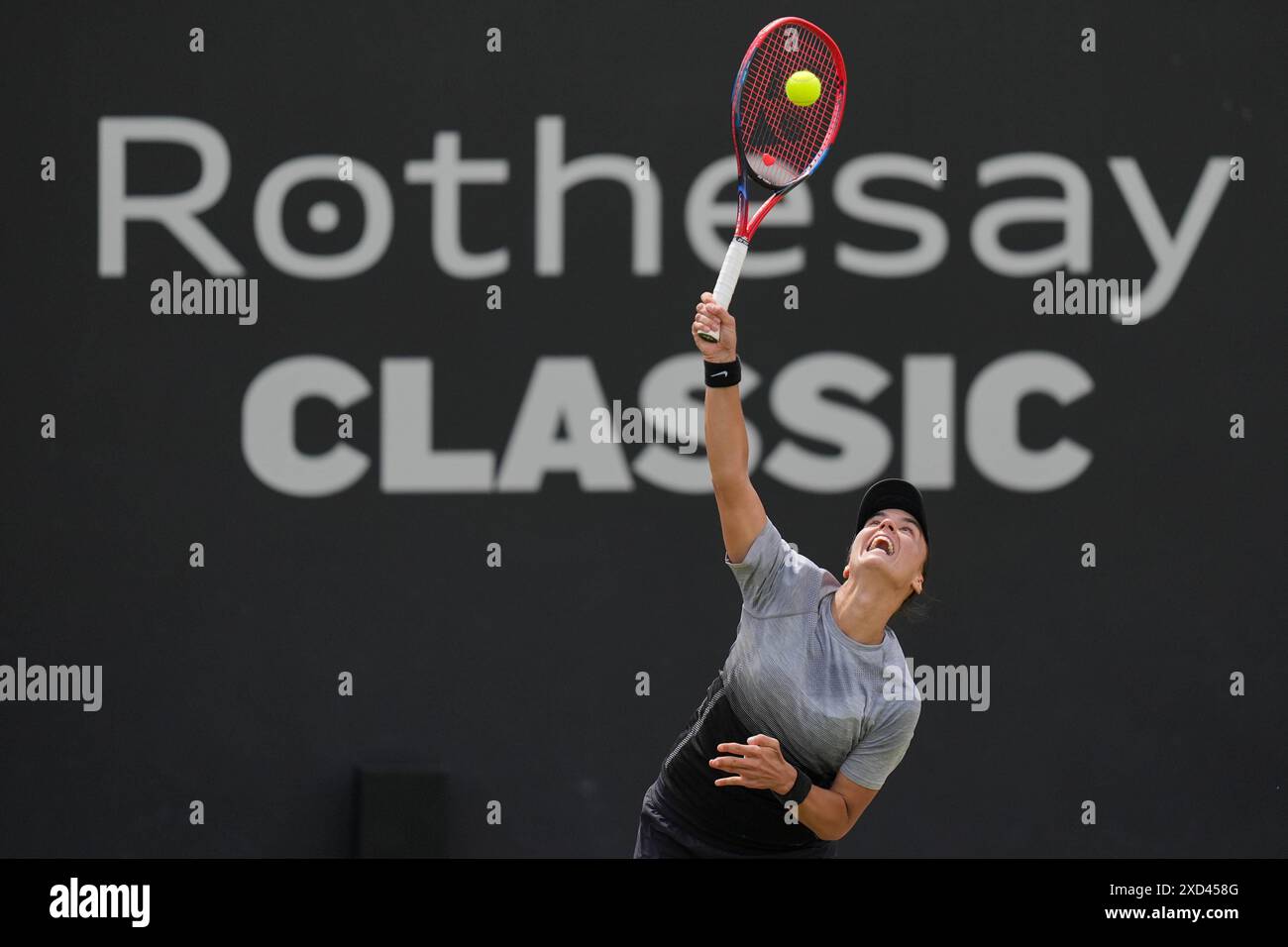 Anhelina Kalinina en action contre Yulia Putintseva dans leur match en simple féminin le sixième jour du Rothesay Classic à Edgbaston Priory Club, Birmingham. Date de la photo : jeudi 20 juin 2024. Banque D'Images