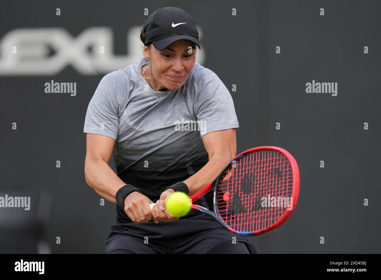 Anhelina Kalinina en action contre Yulia Putintseva dans leur match en simple féminin le sixième jour du Rothesay Classic à Edgbaston Priory Club, Birmingham. Date de la photo : jeudi 20 juin 2024. Banque D'Images