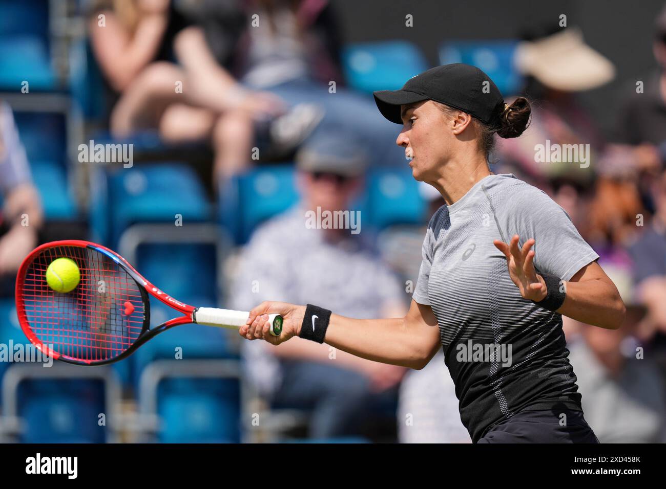 Anhelina Kalinina en action contre Yulia Putintseva dans leur match en simple féminin le sixième jour du Rothesay Classic à Edgbaston Priory Club, Birmingham. Date de la photo : jeudi 20 juin 2024. Banque D'Images