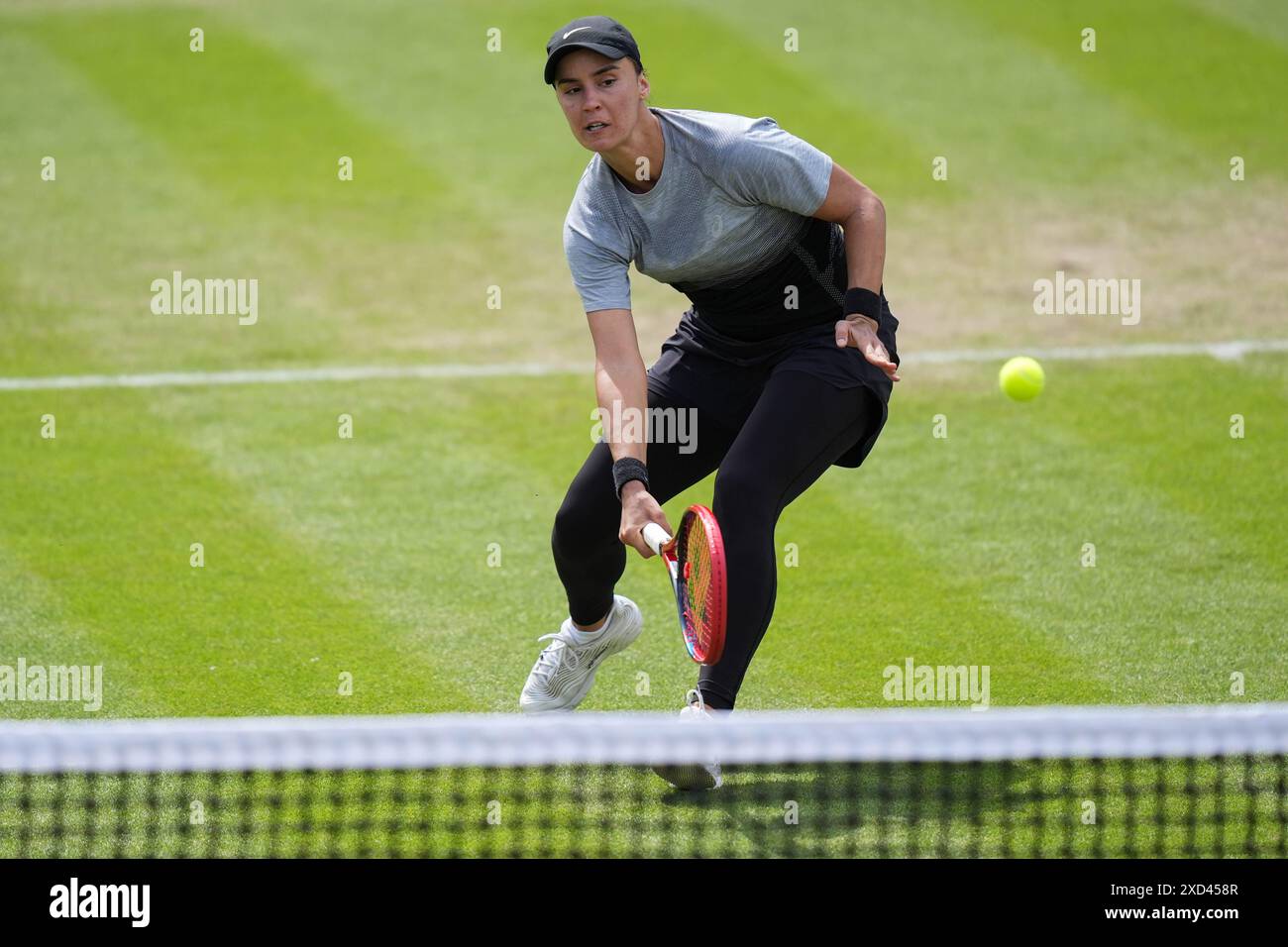 Anhelina Kalinina en action contre Yulia Putintseva dans leur match en simple féminin le sixième jour du Rothesay Classic à Edgbaston Priory Club, Birmingham. Date de la photo : jeudi 20 juin 2024. Banque D'Images