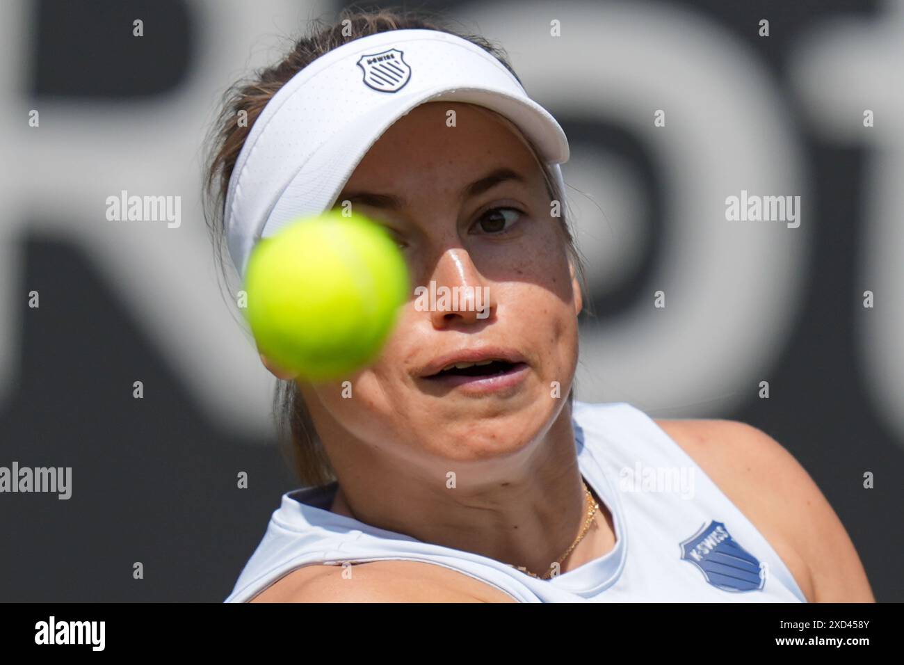 Yulia Putintseva en action contre Anhelina Kalinina dans leur match en simple féminin le sixième jour du Rothesay Classic à Edgbaston Priory Club, Birmingham. Date de la photo : jeudi 20 juin 2024. Banque D'Images