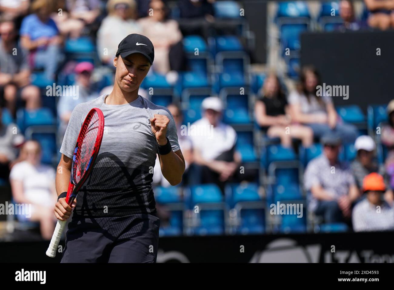 Anhelina Kalinina en action contre Yulia Putintseva dans leur match en simple féminin le sixième jour du Rothesay Classic à Edgbaston Priory Club, Birmingham. Date de la photo : jeudi 20 juin 2024. Banque D'Images