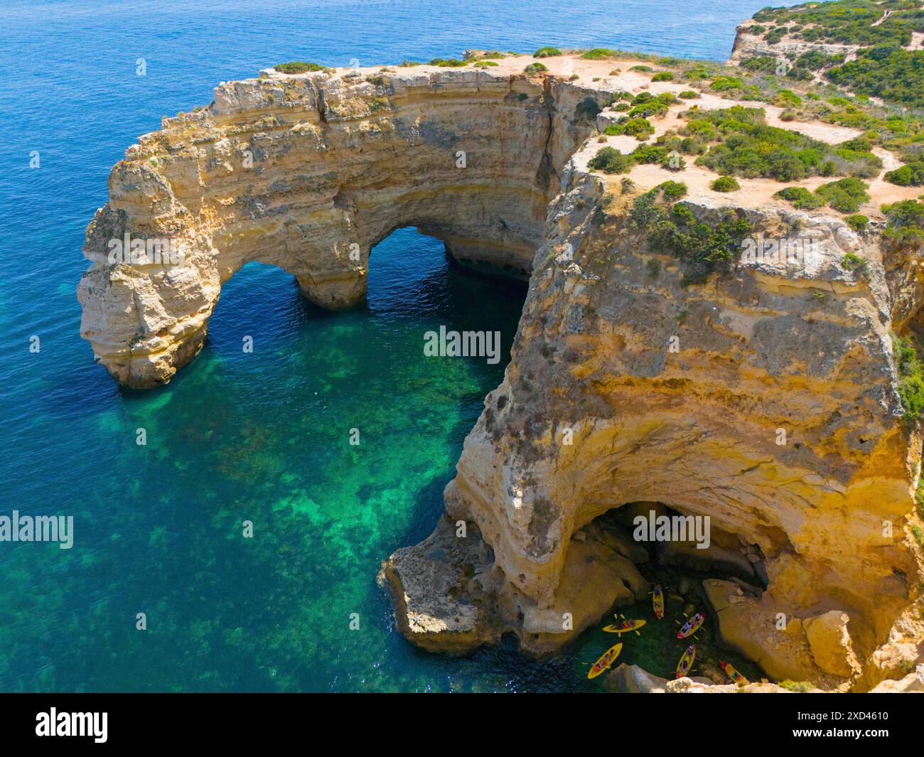 Grandes formations rocheuses avec des arches naturelles sur la côte, près de l'eau avec des canoës, vue aérienne, Praia da Marinha, double arc rocheux, Lagoa, Rocky Banque D'Images