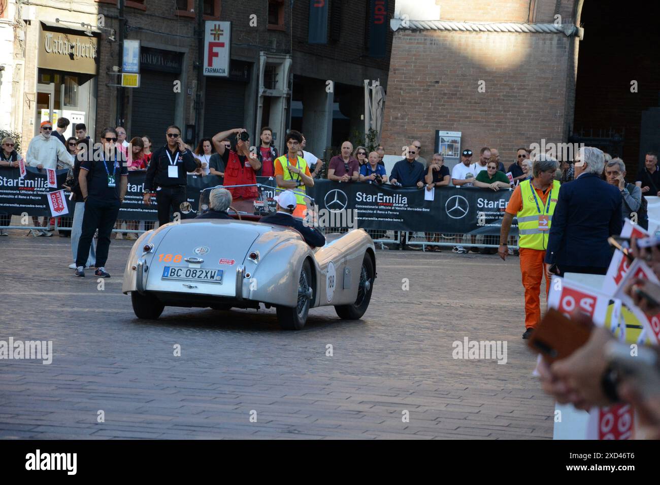 FERRARE , ITALIE - 15 juin -2024 : Une voiture classique court dans les rues de Ferrare pendant les mille Miglia 2024. Banque D'Images