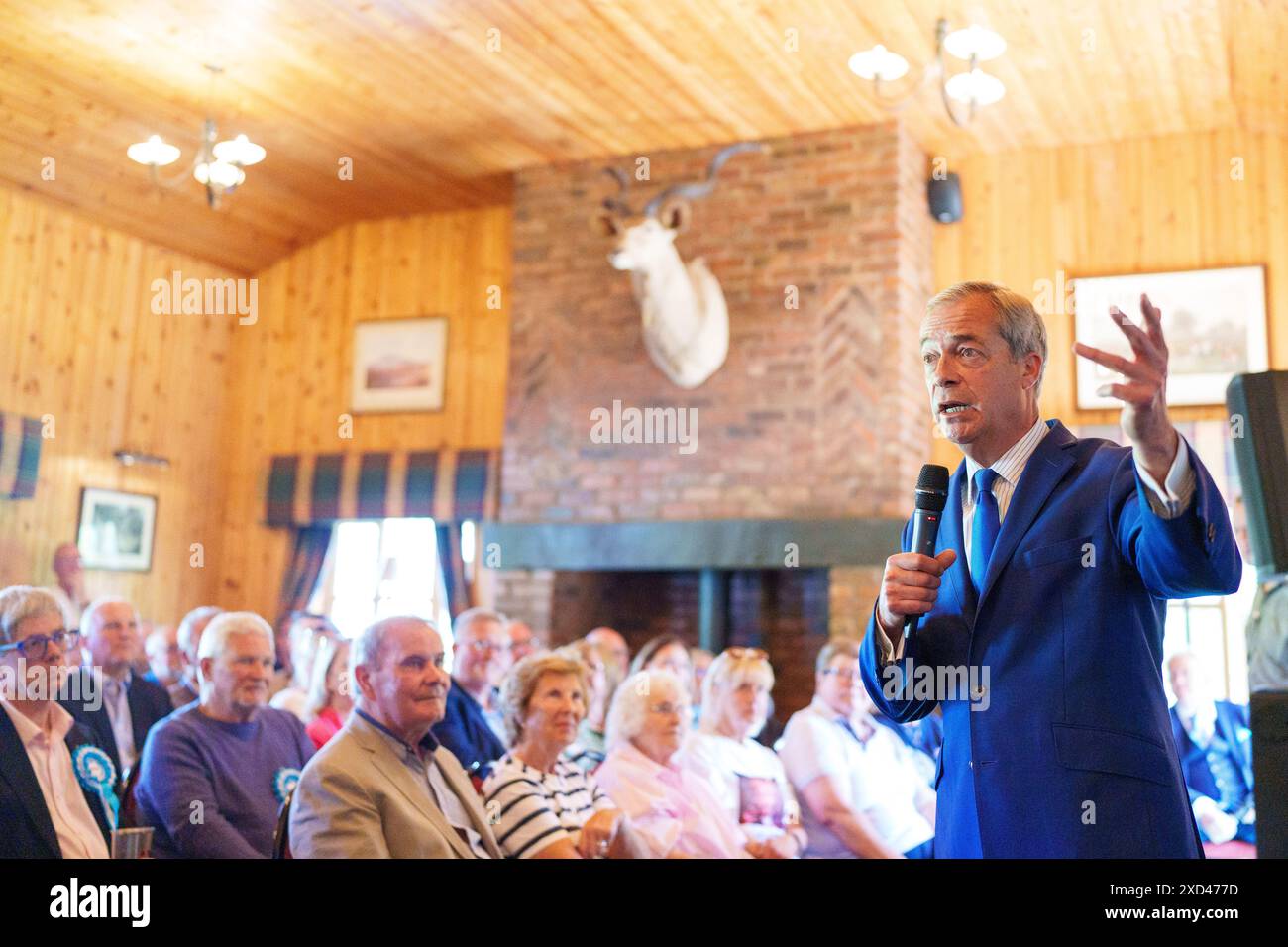 Nigel Farage, leader du Parti réformiste britannique, prend la parole lors d'une visite à Catton Hall à Frodsham, dans le Cheshire, alors qu'il est sur la piste de la campagne électorale générale. Date de la photo : jeudi 20 juin 2024. Banque D'Images