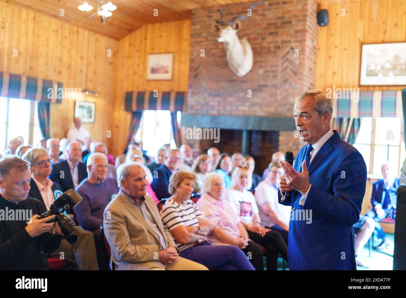 Nigel Farage, leader du Parti réformiste britannique, prend la parole lors d'une visite à Catton Hall à Frodsham, dans le Cheshire, alors qu'il est sur la piste de la campagne électorale générale. Date de la photo : jeudi 20 juin 2024. Banque D'Images