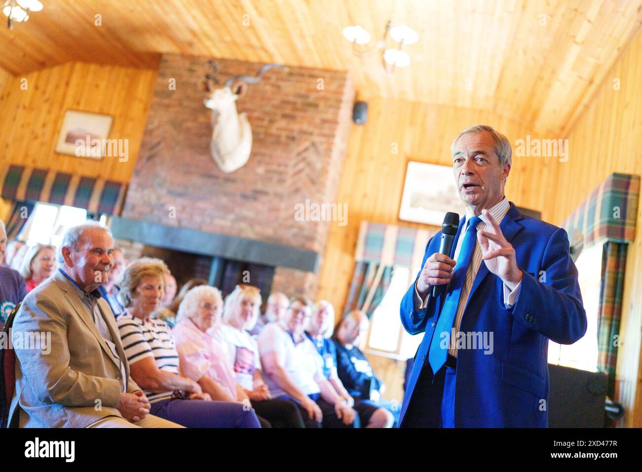 Nigel Farage, leader du Parti réformiste britannique, prend la parole lors d'une visite à Catton Hall à Frodsham, dans le Cheshire, alors qu'il est sur la piste de la campagne électorale générale. Date de la photo : jeudi 20 juin 2024. Banque D'Images