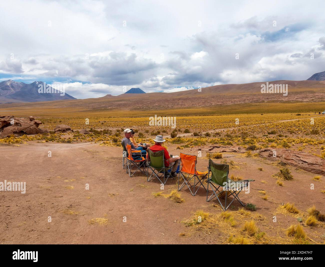 Reposez-vous avec des chaises de camping dans le désert d'Atacama, au Chili Banque D'Images