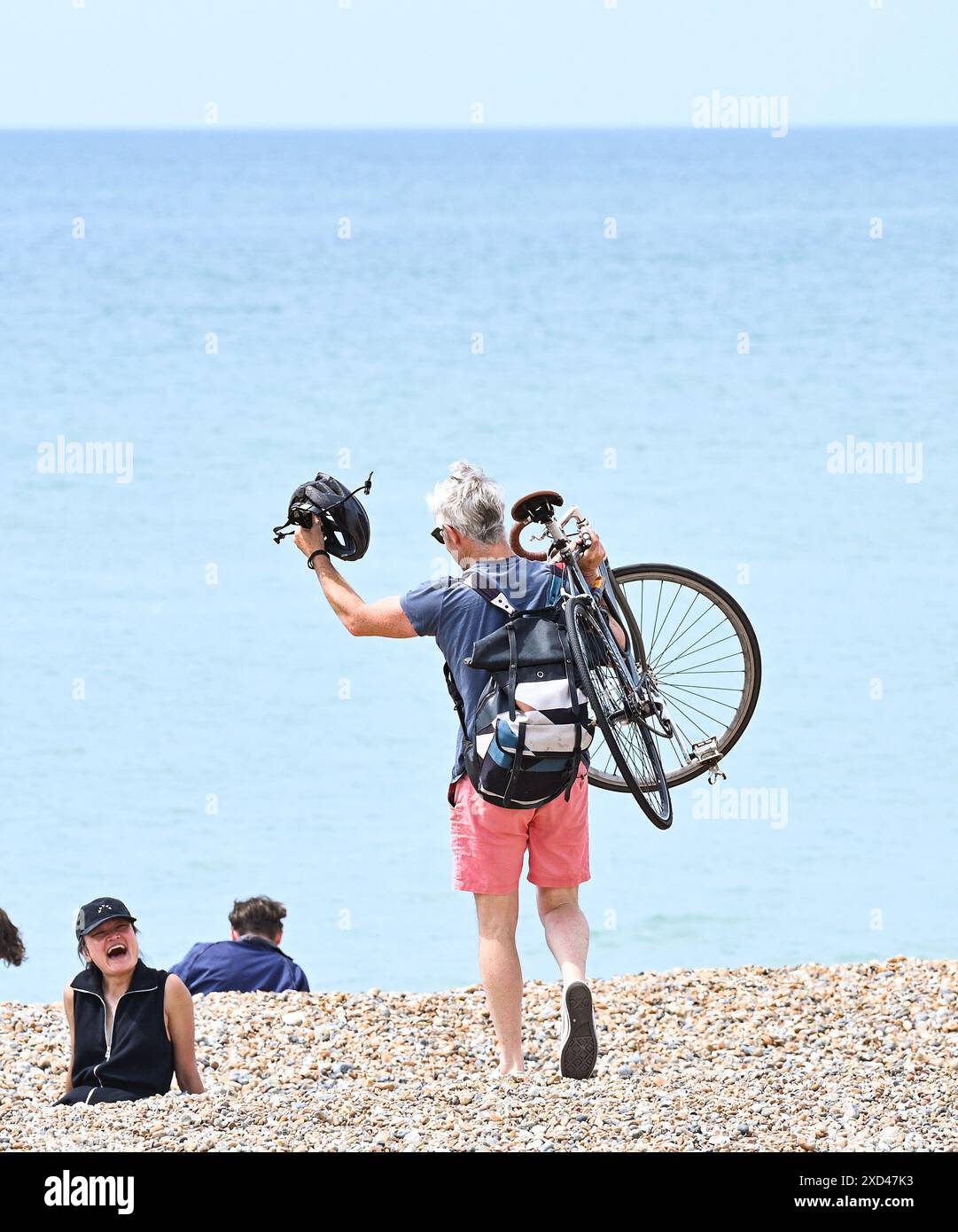 Brighton UK 20th juin 2024 - les visiteurs apprécient le soleil sur la plage de Brighton aujourd'hui car le temps chaud est prévu pour la Grande-Bretagne au cours de la semaine prochaine . : Crédit Simon Dack / Alamy Live News Banque D'Images