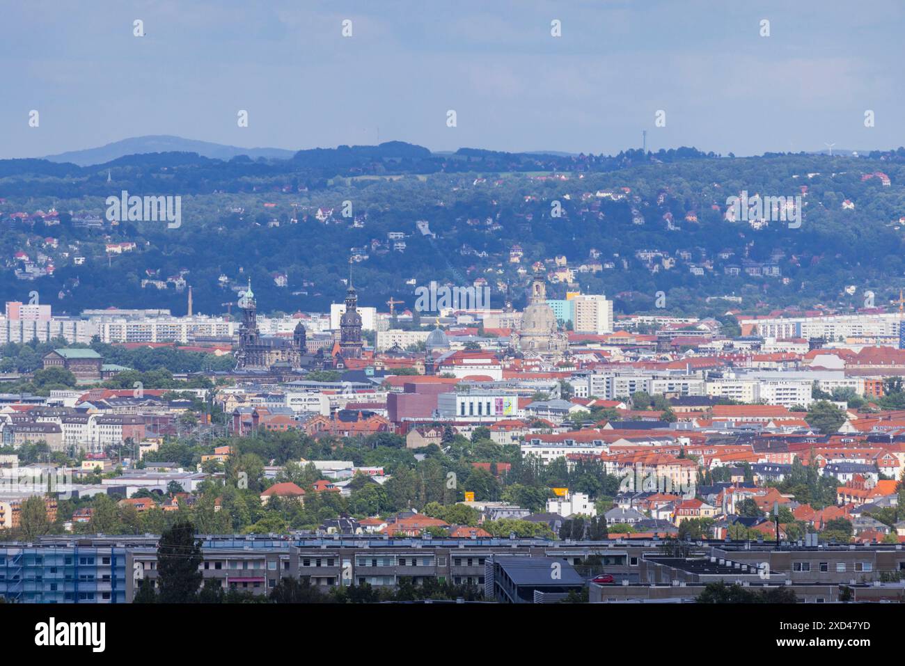 Paysage urbain Dresde avec des bâtiments et des sites célèbres avec vue sur les pentes orientales de l'Elbe, vue lointaine de Dresde vue de l'ouest Banque D'Images