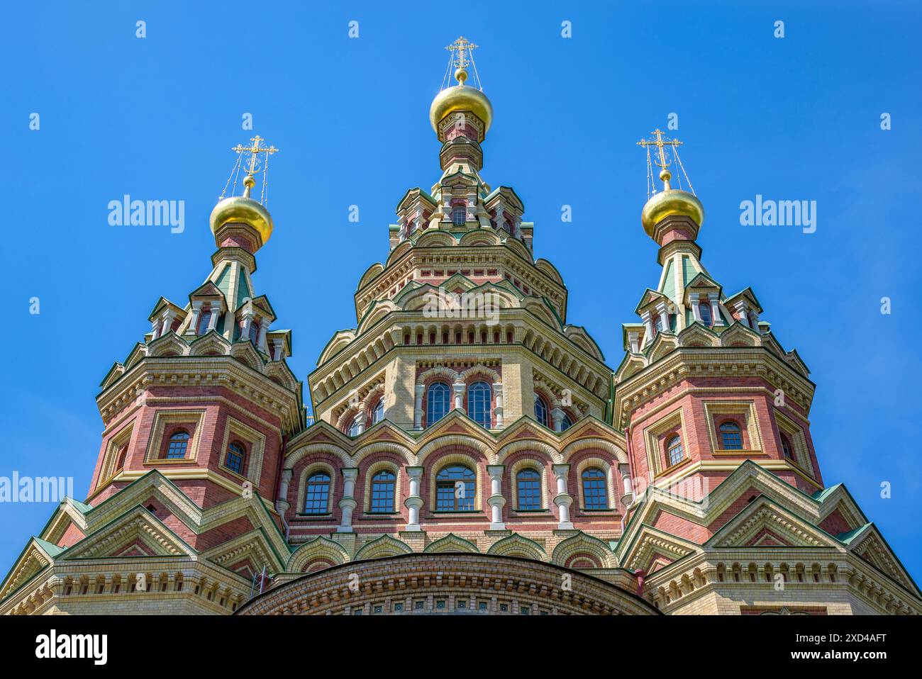 Un fragment de l'ancienne cathédrale des Saints Apôtres Pierre et Paul. Peterhof (Pétersbourg), Russie Banque D'Images