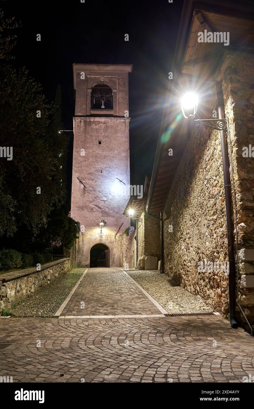 Clocher de l'église en pierre dans la ville de San Felice del Benaco la nuit, Italie Banque D'Images