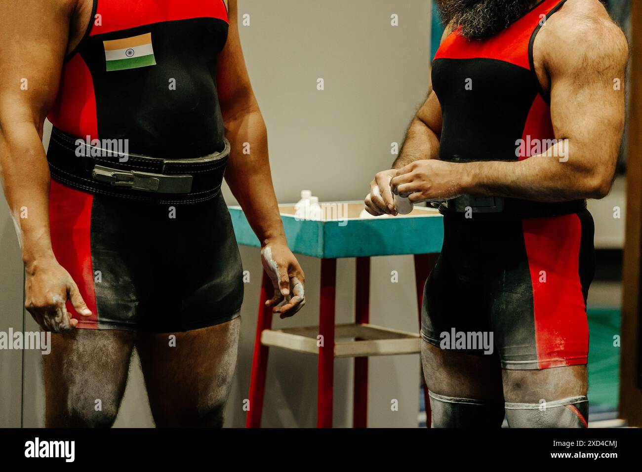 deux athlètes iraniens de powerlifter dans la poudre de talc à la compétition de powerlifting Banque D'Images