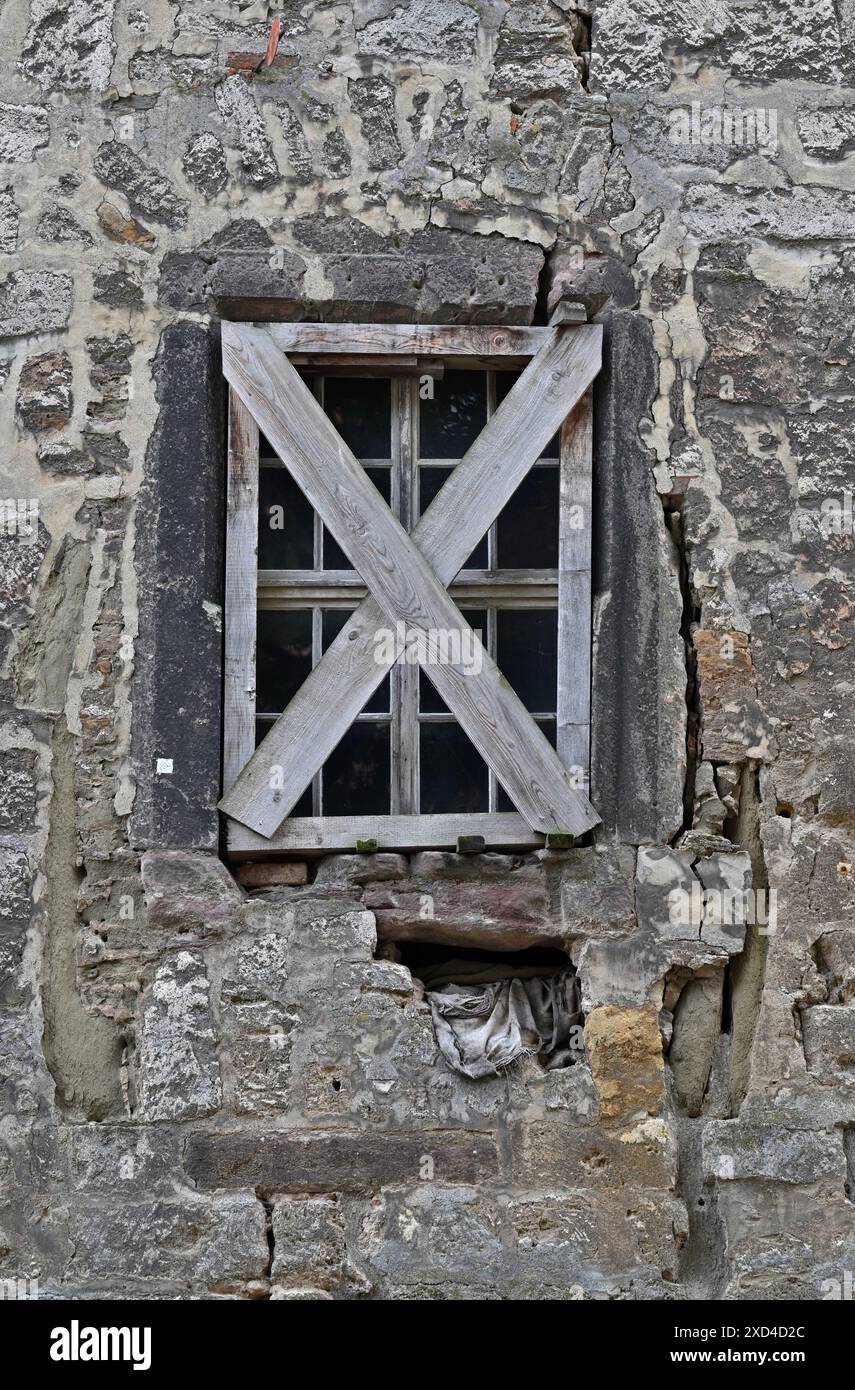 20 juin 2024, Thuringe, Weißensee : ouverture d'une fenêtre dans le palais du château de Weißensee, qui a besoin d'être rénové. Le programme d'investissement spécial de la Fondation des palais et jardins de Thuringe (STSG), financé par le gouvernement fédéral et l'État libre de Thuringe pour un volume total de 200 millions d'euros, est également mis en œuvre ici. Photo : Martin Schutt/dpa Banque D'Images