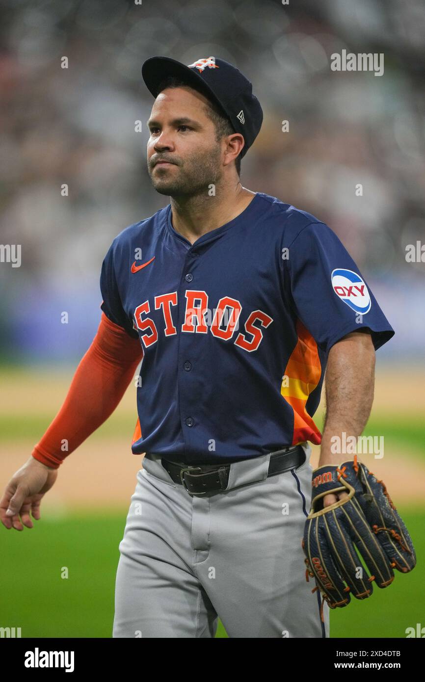 Jose Altuve (27), deuxième joueur des Astros de Houston, revient dans la dugout entre les manches lors du match de saison régulière de la MLB entre les Astros de Houston contre les White Sox de Chicago au Guaranteed Rate Field à Chicago, Illinois, le 18 juin 2024. Les White Sox ont battu les Astros 2-0. (Max Siker / image du sport) Banque D'Images