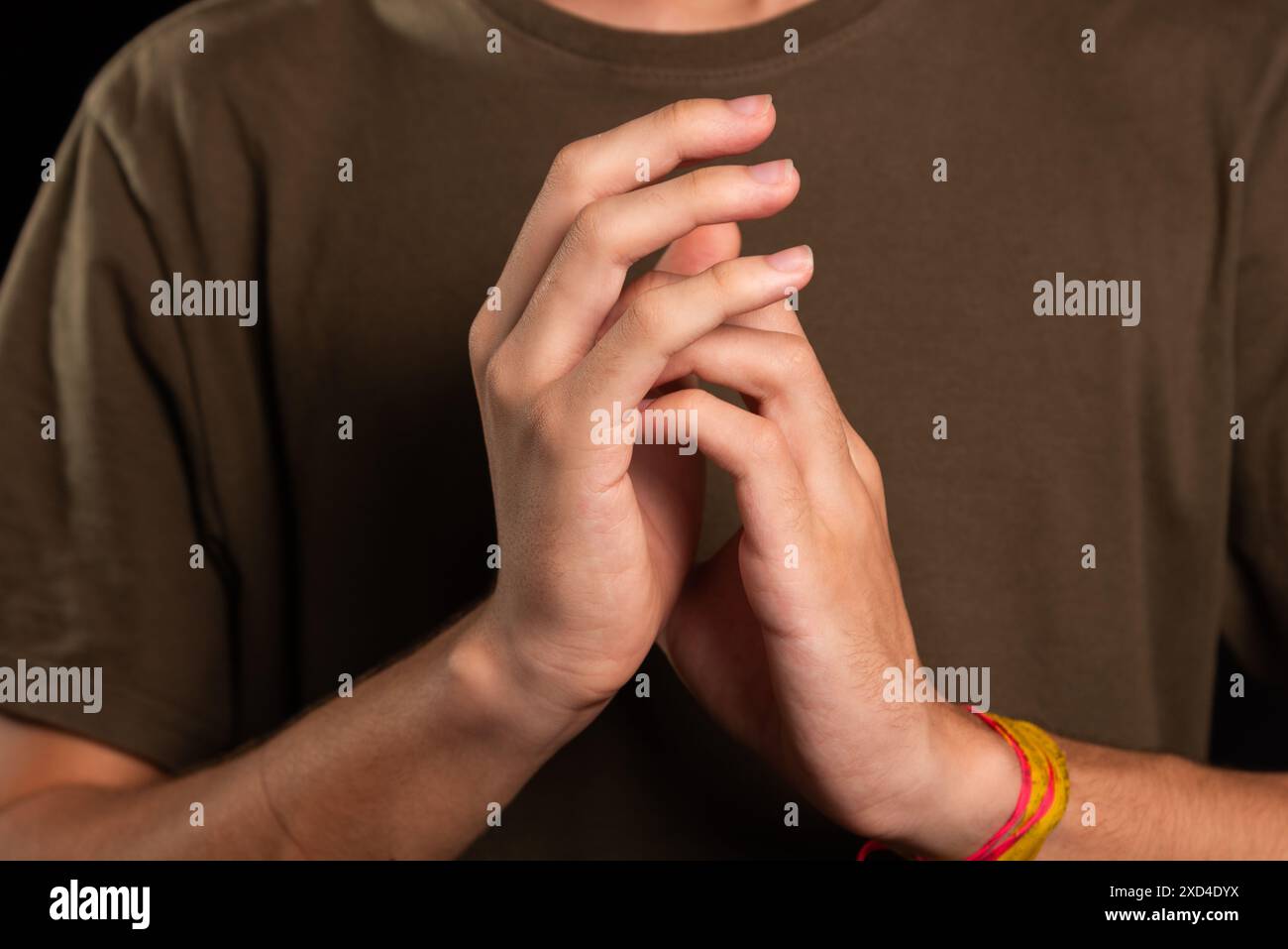 Mains qui démangent. Maladie de la peau. Irritation, allergie. homme isolé sur fond noir. Banque D'Images