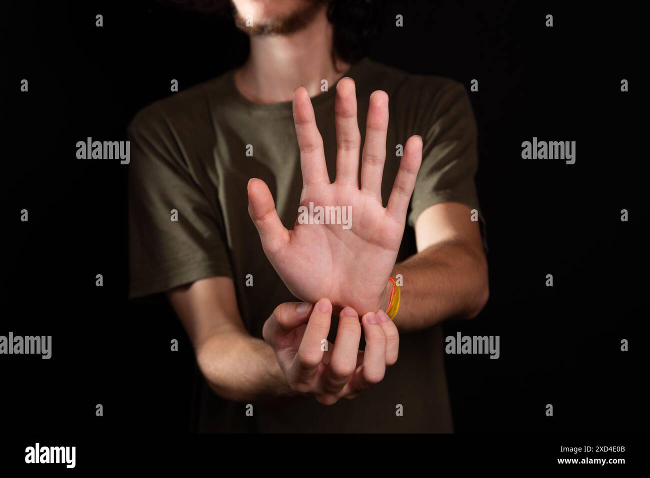 Mains qui démangent. Maladie de la peau. Irritation, allergie. homme isolé sur fond noir. Banque D'Images