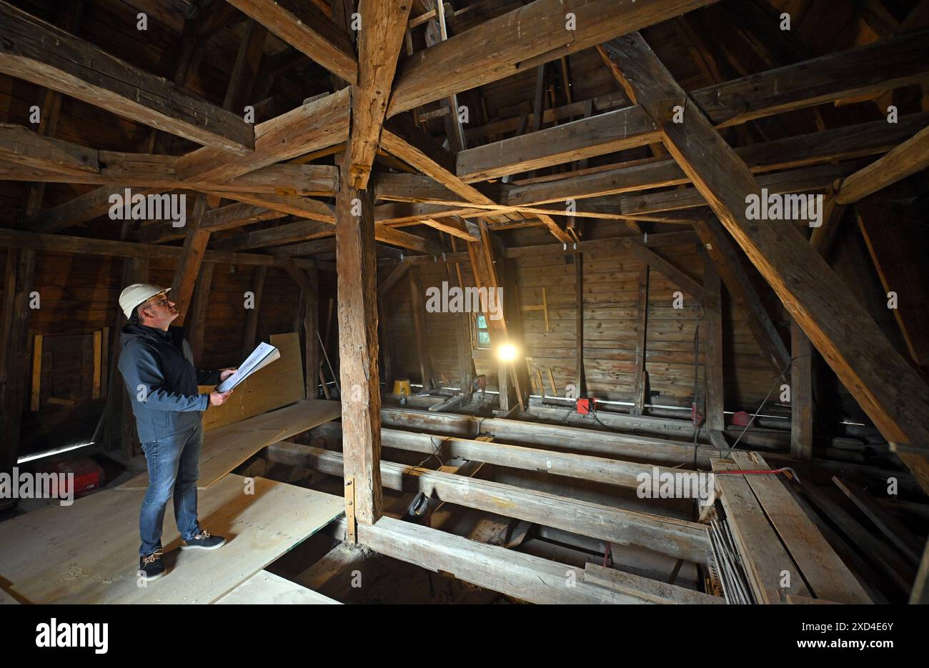 20 juin 2024, Thuringe, Weißensee : Jörg Kirsten, chef de projet, se tient dans le dôme de la tour du palais au château de Weißensee. Le programme d'investissement spécial de la Fondation des palais et jardins de Thuringe (STSG), financé par le gouvernement fédéral et l'État libre de Thuringe pour un volume total de 200 millions d'euros, est également mis en œuvre ici. Photo : Martin Schutt/dpa Banque D'Images