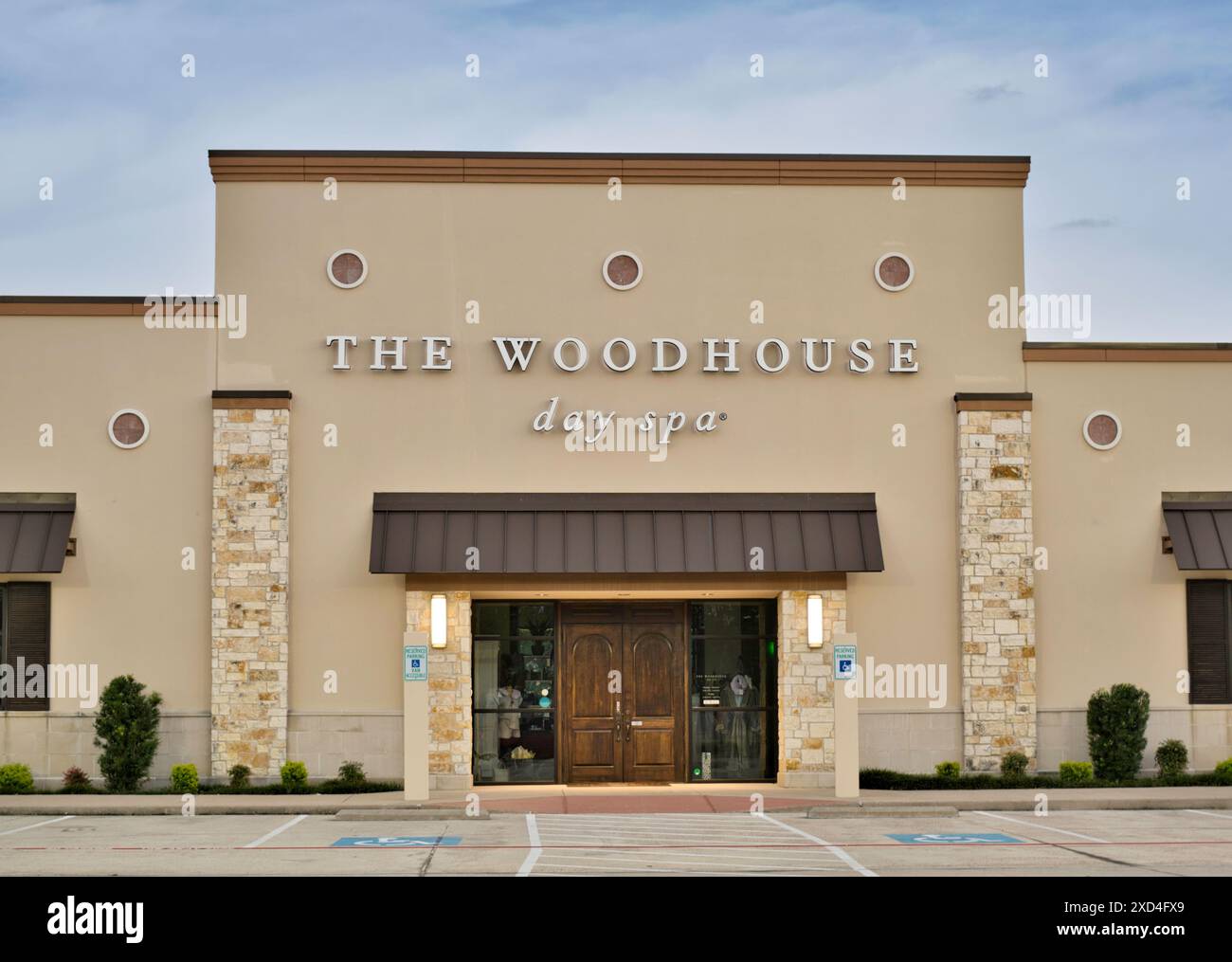 Houston, Texas États-Unis 06-16-2024 : extérieur de la société commerciale Woodhouse Storefront spa. Banque D'Images