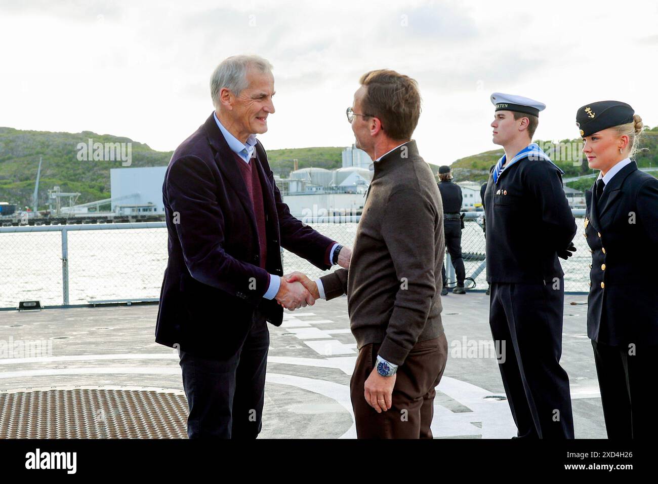 Bodo 20240619. Le premier ministre norvégien Jonas Gahr Store accueille le premier ministre suédois Ulf Kristersson à bord du navire des garde-côtes KV Svalbard à Bodo. Photo : Jan Langhaug / NTB Banque D'Images