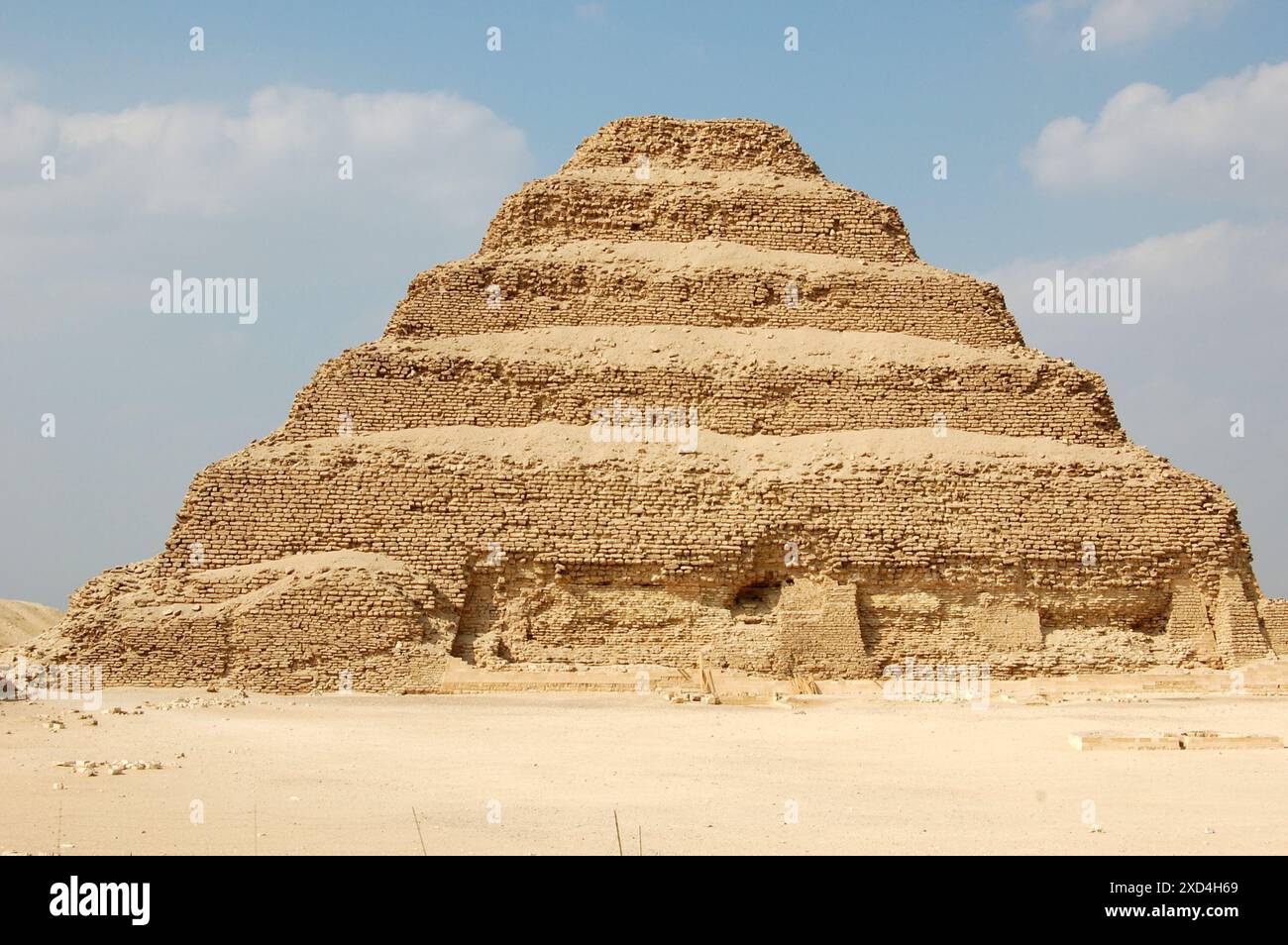 Egypte, le Caire, la pyramide à pas de Djéser à Saqqarah, elle date du 27ème siècle av. J.-C. et c'est le premier monument pyramidal. Banque D'Images