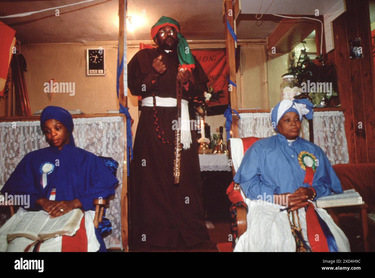 Église baptiste spirituelle de Mount Sion, évêque Noel prêchant. Mère Twila (Mme Noel) à droite. Mère Joyce à gauche. Kensal Green, Londres, Angleterre 1992. ANNÉES 1990 ROYAUME-UNI HOMER SYKES Banque D'Images