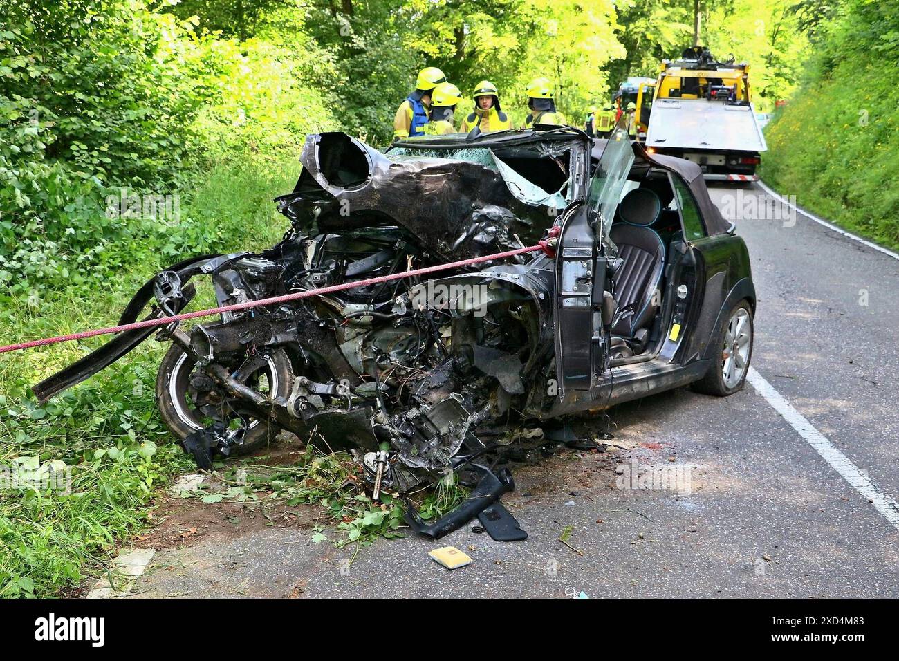 Tödlicher Verkehrsunfall BEI Eberdingen - Mini Cabrio wird völlig zerstört - Motor fliegt rund 30 Meter weit 18.06.2024 : Am Morgen des 18. Juni wurde die Feuerwehr Eberdingen um 07:24 Uhr auf die Kreisstraße K1688 in Fahrtrichtung Weissach alarmiert. Auf der Strecke in Richtung Weissach ereignete sich ein Verkehrsunfall, BEI welchem der Lenker eines Pkw alleinbeteiligt von der Fahrbahn abkam. für den Insassen kam leider jede Hilfe zu spät. https://www.ffw-eberdingen.de/website/de/einsaetze/h3-2024-06-18 BEI einem sehr schweren Verkehrsunfall zwischen Eberdingen und Weissach kam am Morgen der L. Banque D'Images