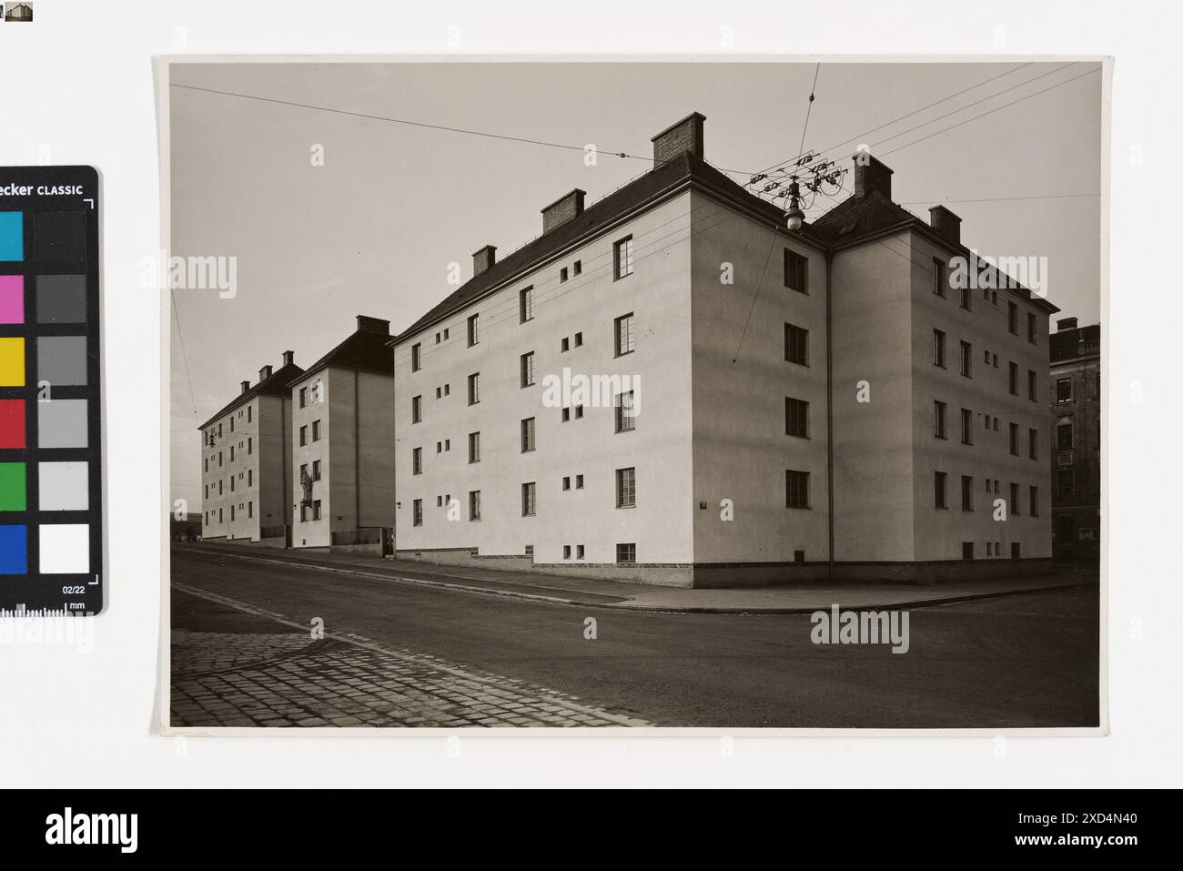 Vue de façade de Familienasyl Sankt Josef à Ettenreichgasse 42-44, conçue par Martin Gerlach Jr., photographiée vers 1936, montrant l'extérieur du bâtiment et le style architectural. Banque D'Images