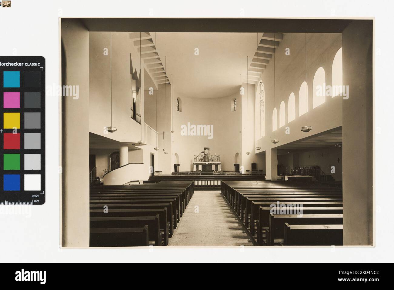 Photographie de la nef de l'église face à l'autel de Pfarrkirche Königin des Friedens, mettant en évidence les caractéristiques architecturales de l'intérieur vers 1935 par Martin Gerlach jun. Banque D'Images