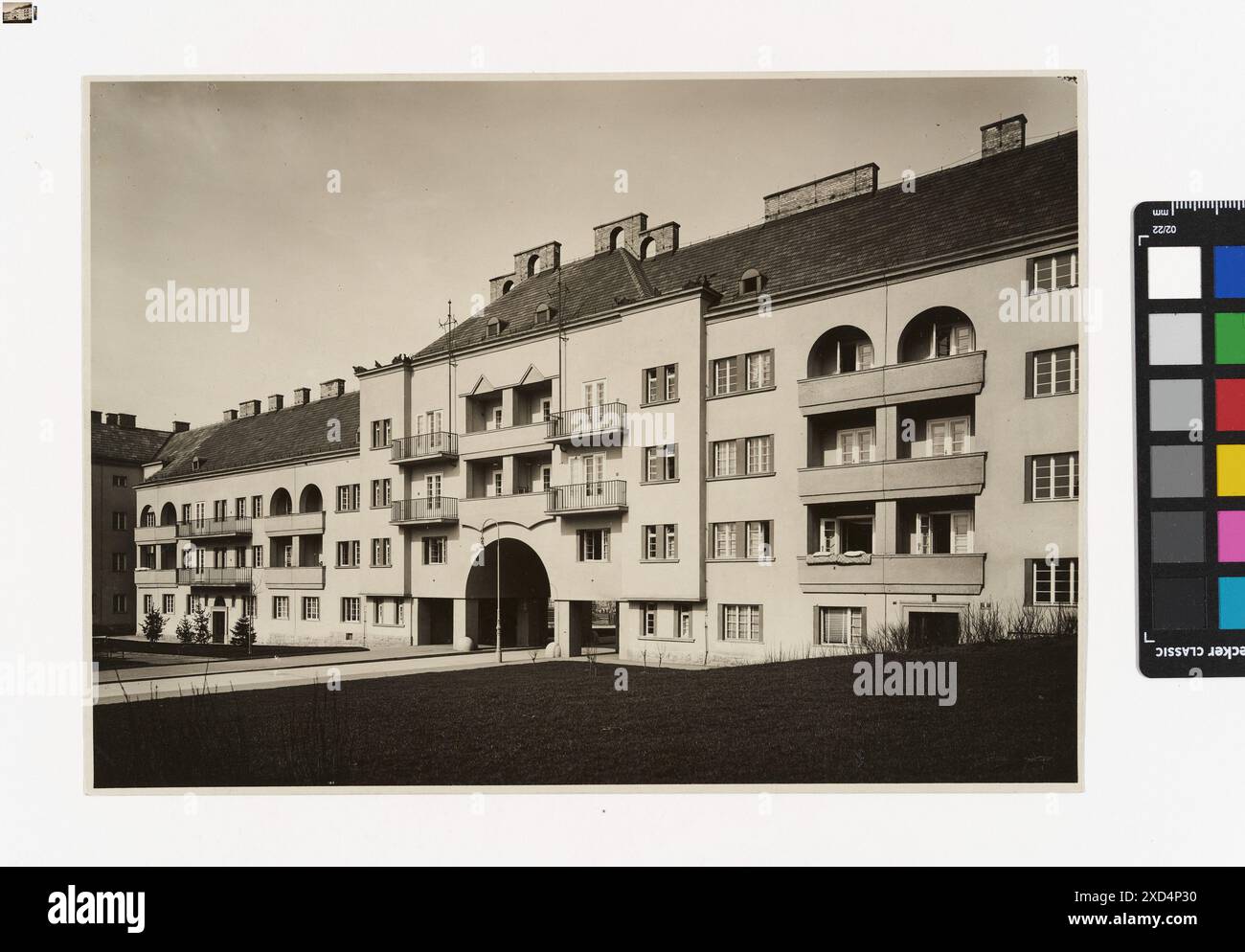 Une photographie de Martin Gerlach jun en 1935. Montre la façade de la cour intérieure de Birkenhof dans le complexe d'appartements George-Washington-Hof sur Triester Straße, mettant en évidence la structure du bâtiment plat, capturée par Timtom. Banque D'Images