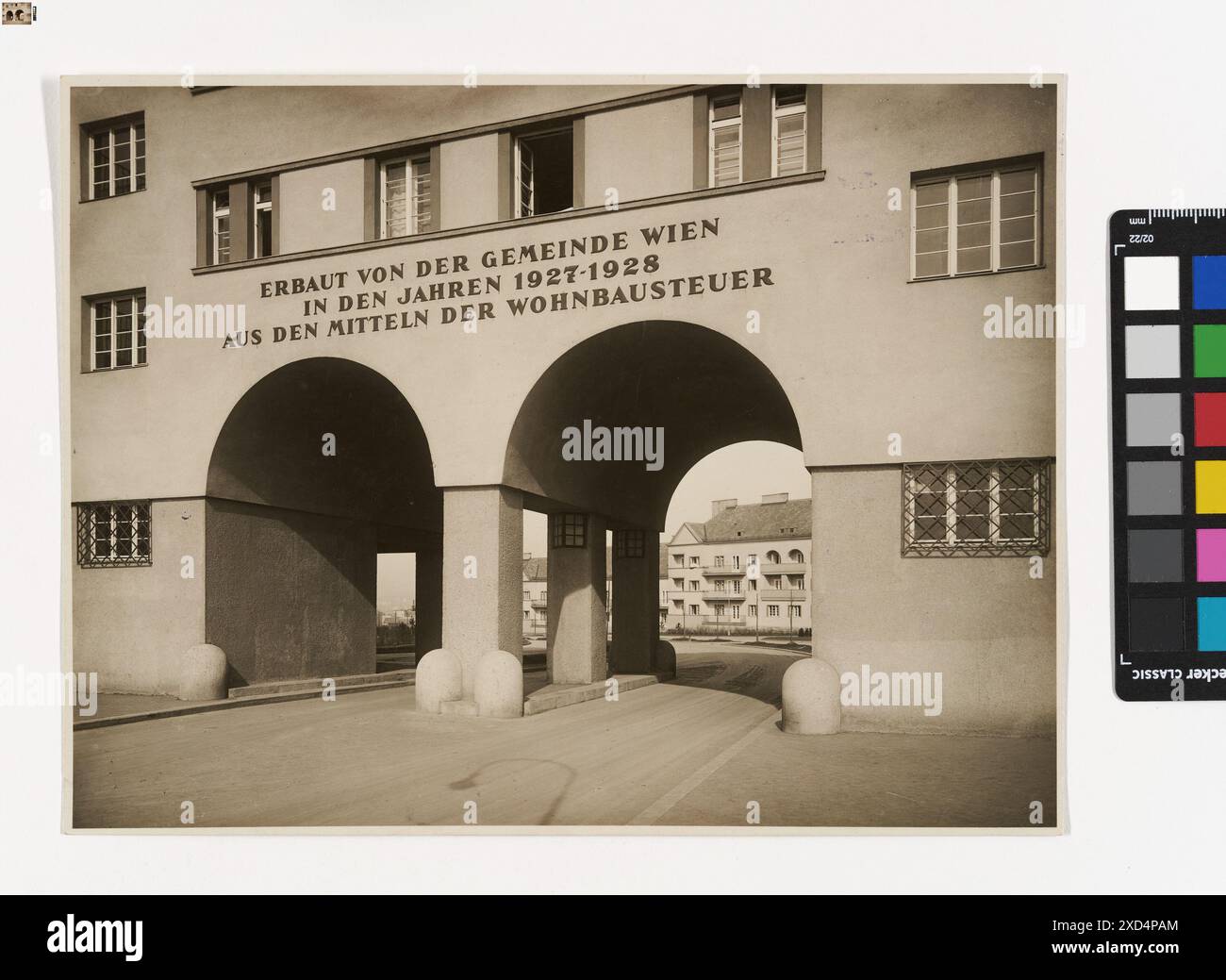 Une photographie de Martin Gerlach jun en 1935. Montre la porte d'entrée et la façade de l'immeuble George-Washington-Hof sur Triester Straße, mettant en évidence la structure du bâtiment plat, capturée par Timtom. Banque D'Images