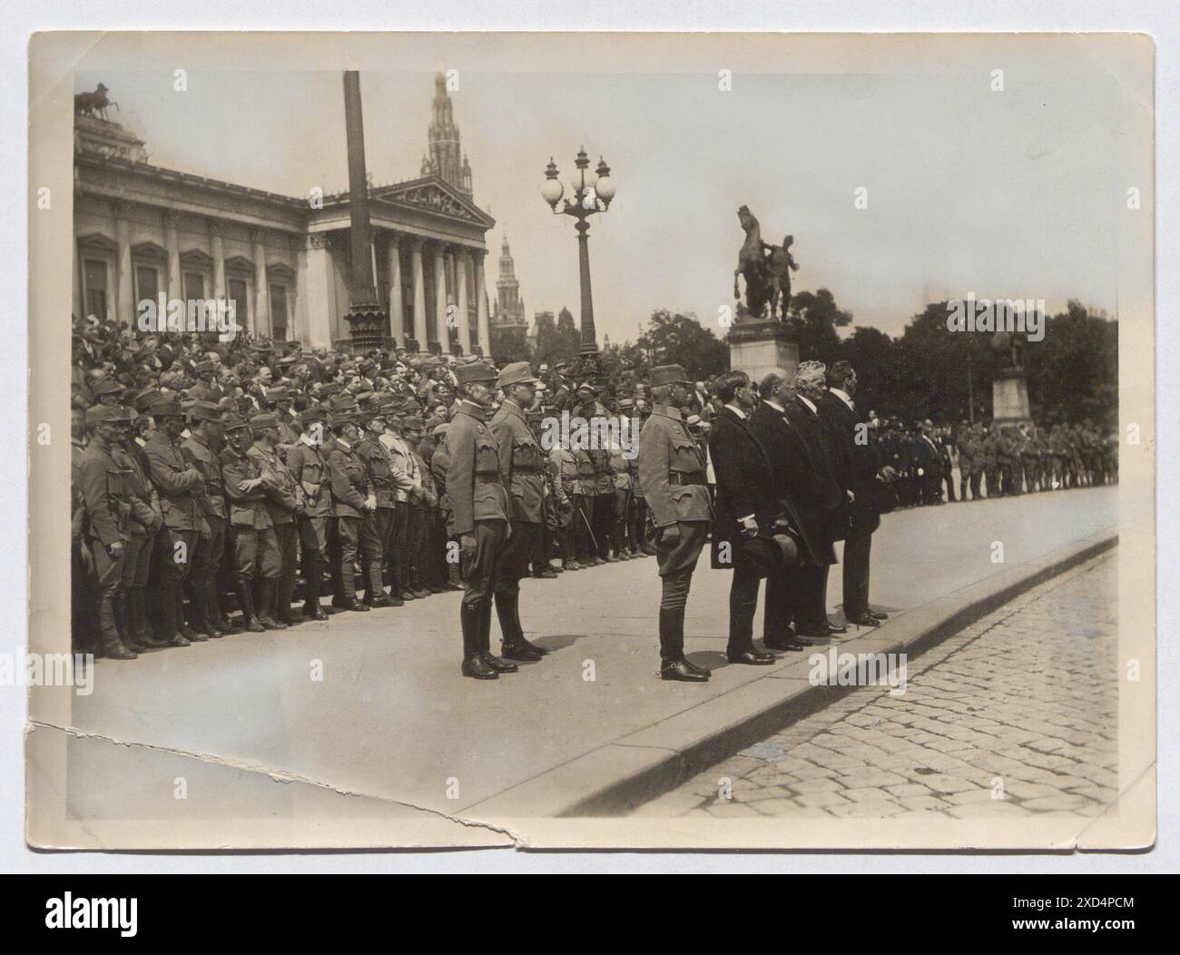 Präsident Seitz und Mitglieder der Bundesregierung BEI einem Aufmarsch der Volkswehr vor dem Parlament Richard Hauffe (1878—1933), photographe Wien Museum, Scan, Political manifestation, Karl Seitz, Parlament Wien, Dr-Karl-Renner-Ring, Parlament Wien, Julius Deutsch 1919 Banque D'Images