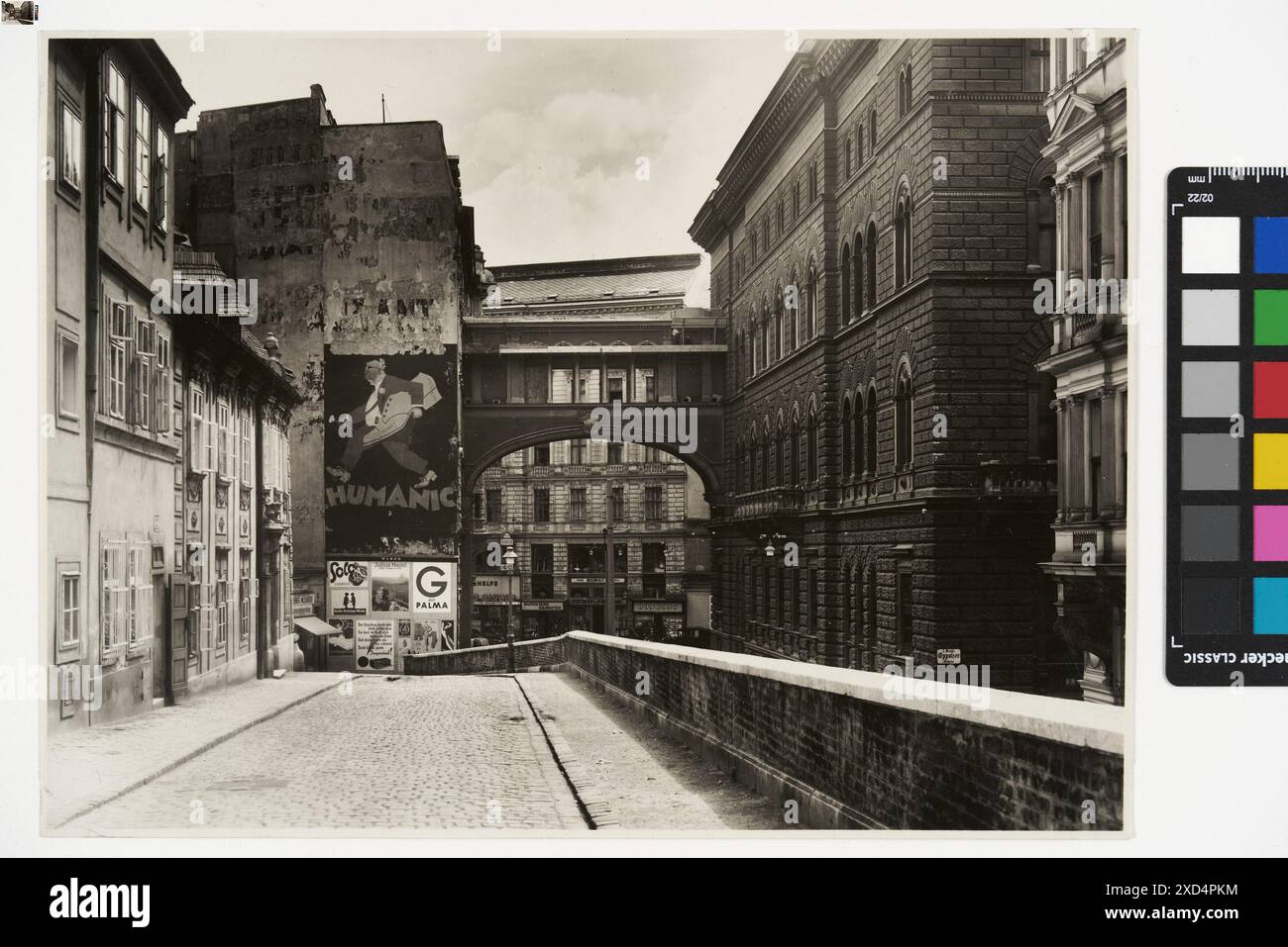 Vue le long de la Schreyvogelgasse vers le pont et Teinfaltstraße, avec des affiches de rue, photographiées vers 1935 par Martin Gerlach jun. Banque D'Images