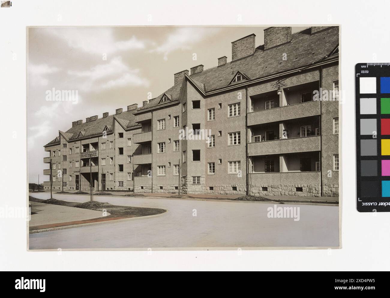 Une photographie de Martin Gerlach jun en 1935. Montre la façade d'Akazienhof dans le complexe George-Washington-Hof sur Triester Straße, mettant en évidence l'architecture du bâtiment plat, capturée par Timtom. Banque D'Images