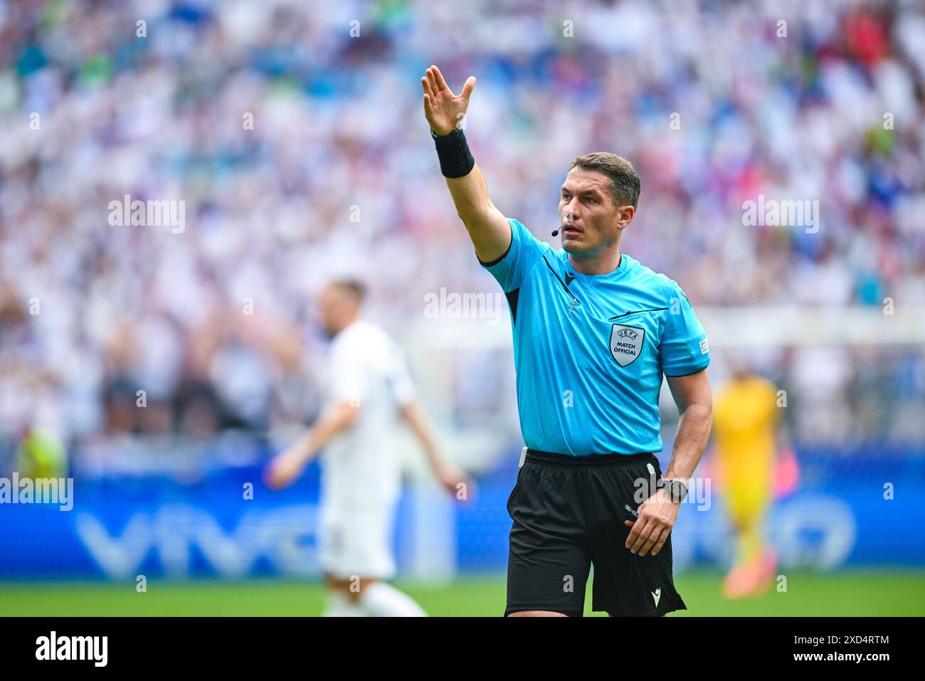 Schiedsrichter Istvan Kovacs gestikuliert, UEFA EURO 2024 - Groupe C, Slovénie vs Serbie, Fussball Arena Muenchen AM 20. Juin 2024 à Muenchen, Deutschland. Foto von Silas Schueller/DeFodi images Schiedsrichter Istvan Kovacs gestes, UEFA EURO 2024 - Groupe C, Slovénie vs Serbie, Munich Football Arena le 20 juin 2024 à Munich, Allemagne. Photo de Silas Schueller/DeFodi images Defodi-738 738 SVNSRB 20240620 136 *** arbitre Istvan Kovacs gestes, UEFA EURO 2024 Groupe C, Slovénie vs Serbie, Munich Football Arena le 20 juin 2024 à Munich, Allemagne photo de Silas Schueller DeFodi images arbitre est Banque D'Images