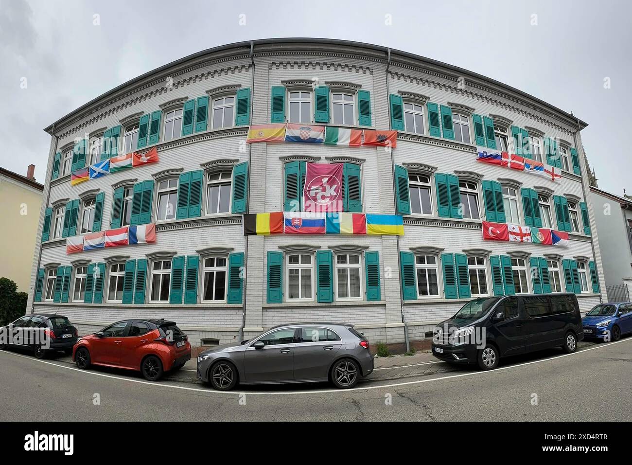 Hausfassade mit Fahnen der Fußball EM 2024 Teilnehmerländer , Deutschland, Rhénanie-Palatinat, Speyer, 20.06.2024, eine Hausfassade geschmückt mit den Fahnen aller Teilnehmerländer der Fußball EM 2024 in Deutschland, gruppiert nach ihren jeweiligen Spielgruppen. Ein farbenfrohes Symbol der internationalen Fußballgemeinschaft. *** Façade de maison avec drapeaux du Championnat d'Europe de football 2024 pays participants , Allemagne, Rhénanie-Palatinat, Speyer, 20 06 2024, une façade de maison décorée des drapeaux de tous les pays participants au Championnat d'Europe de football 2024 en Allemagne, g Banque D'Images