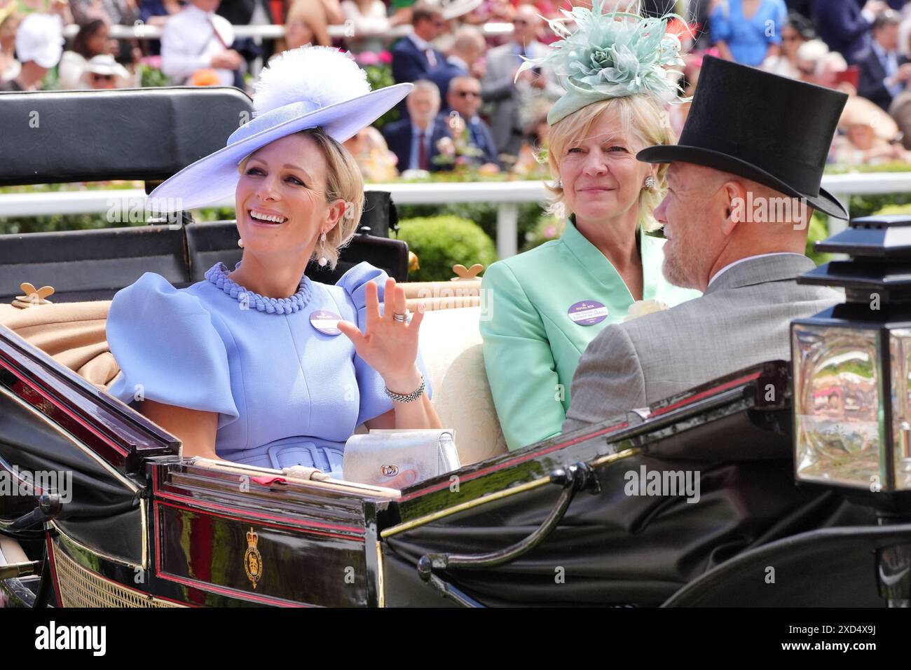 Zara Tindall (à gauche). La duchesse de Richmond et Gordon centre) et Mike Tindall arrivent en calèche pendant le troisième jour de Royal Ascot à Ascot Racecourse, Berkshire. Date de la photo : jeudi 20 juin 2024. Banque D'Images