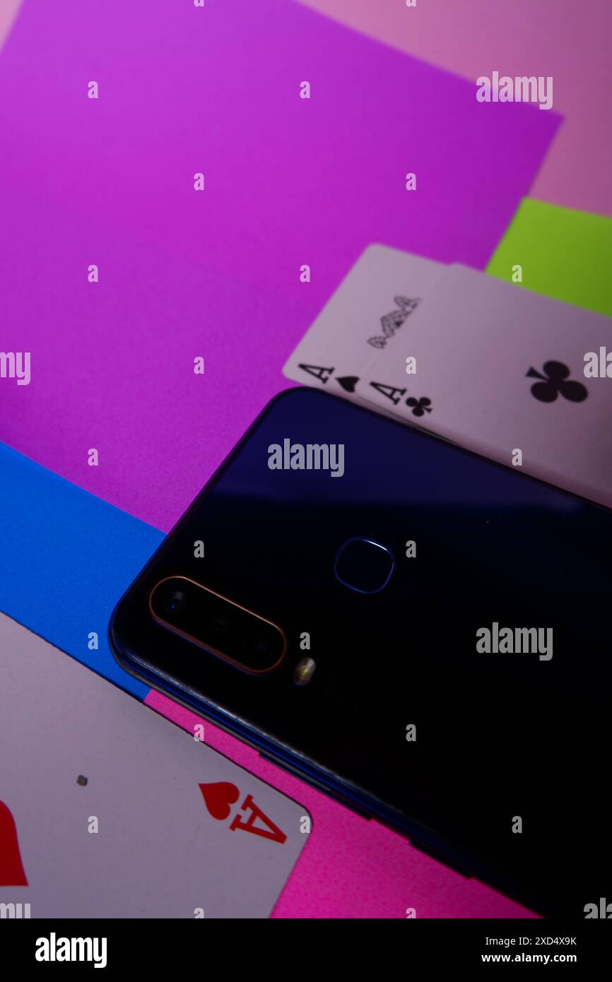 Photo de smartphone avec bloc de cartes à jouer et papier coloré Banque D'Images