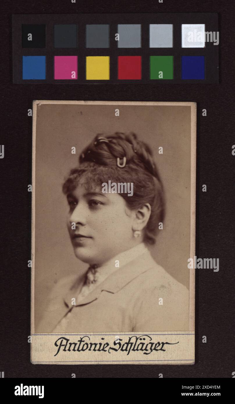 Portrait de la chanteuse d'opéra Antonie Schläger (1859-1910), photographiée par Rudolf Krziwanek vers 1880, la montrant comme une figure historique. Banque D'Images