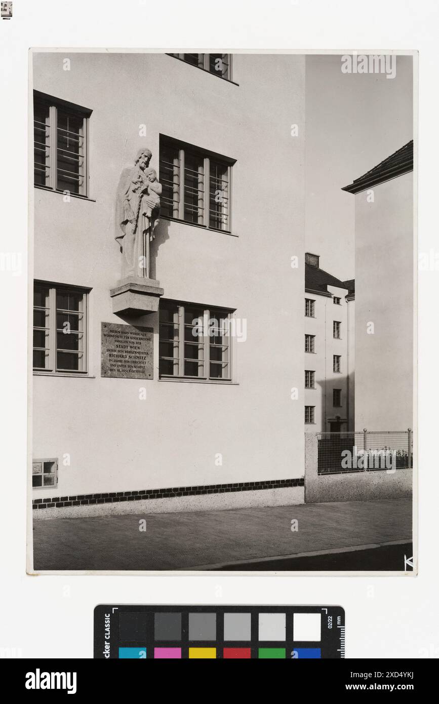 Façade de Familienasyl Sankt Josef sur Ettenreichgasse 42-44, montrant une tablette de pierre et des sculptures architecturales, dessinées par Martin Gerlach Jr., photographiées vers 1936. Banque D'Images